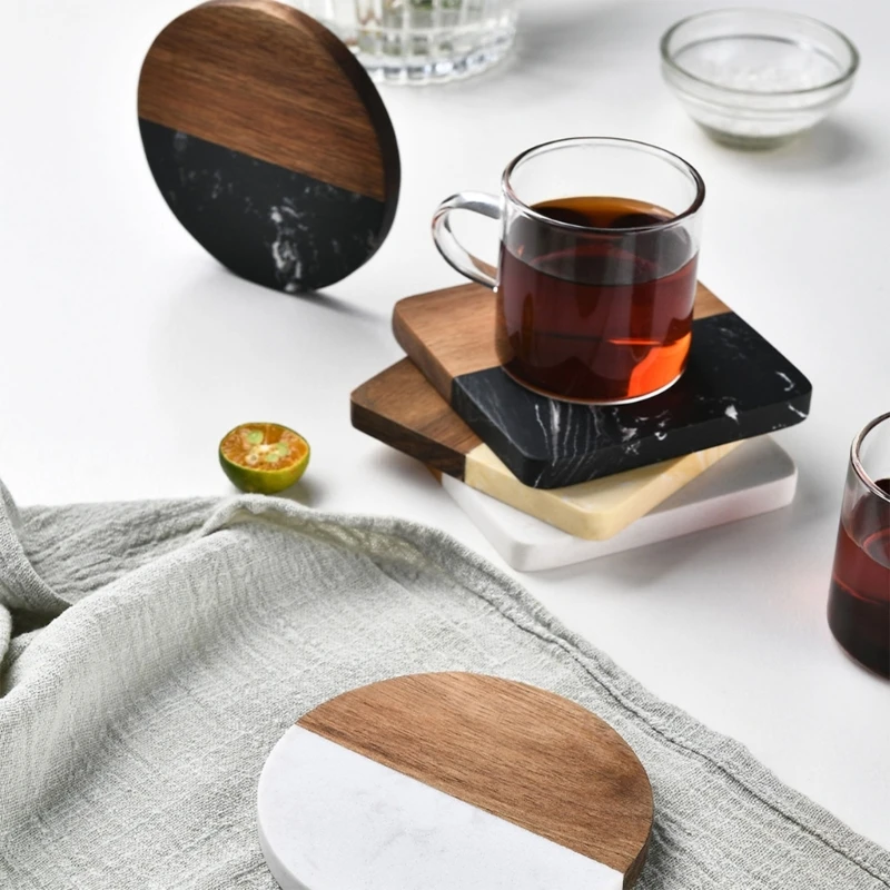 רפידות בידוד תה כוסות קפה מפיות עגול מרובע על השולחן. התמונה 4